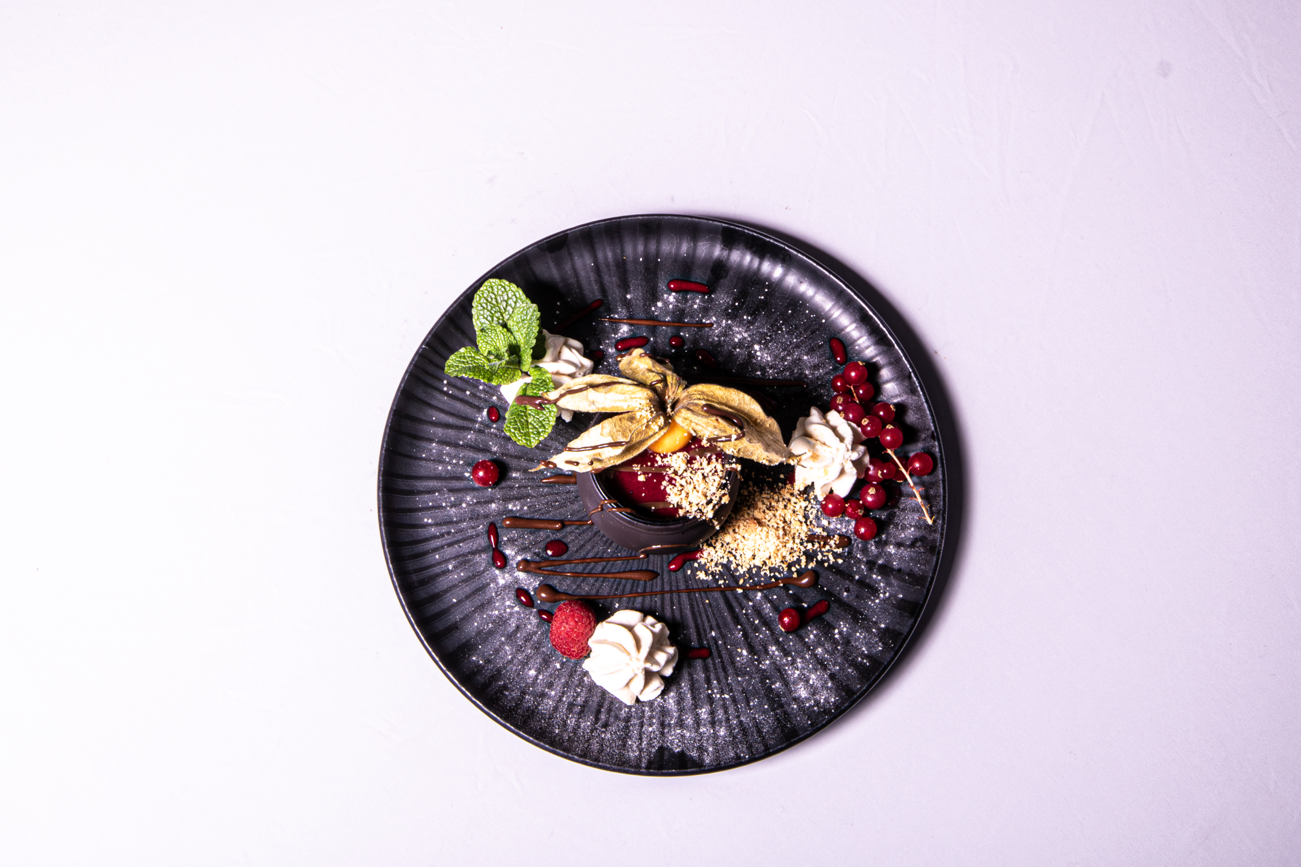 Panna Cotta au coulis de fruits rouges et chantilly - vue de haut -Restaurant Le Styvel Dessert Panna Cotta au coulis de fruits rouges