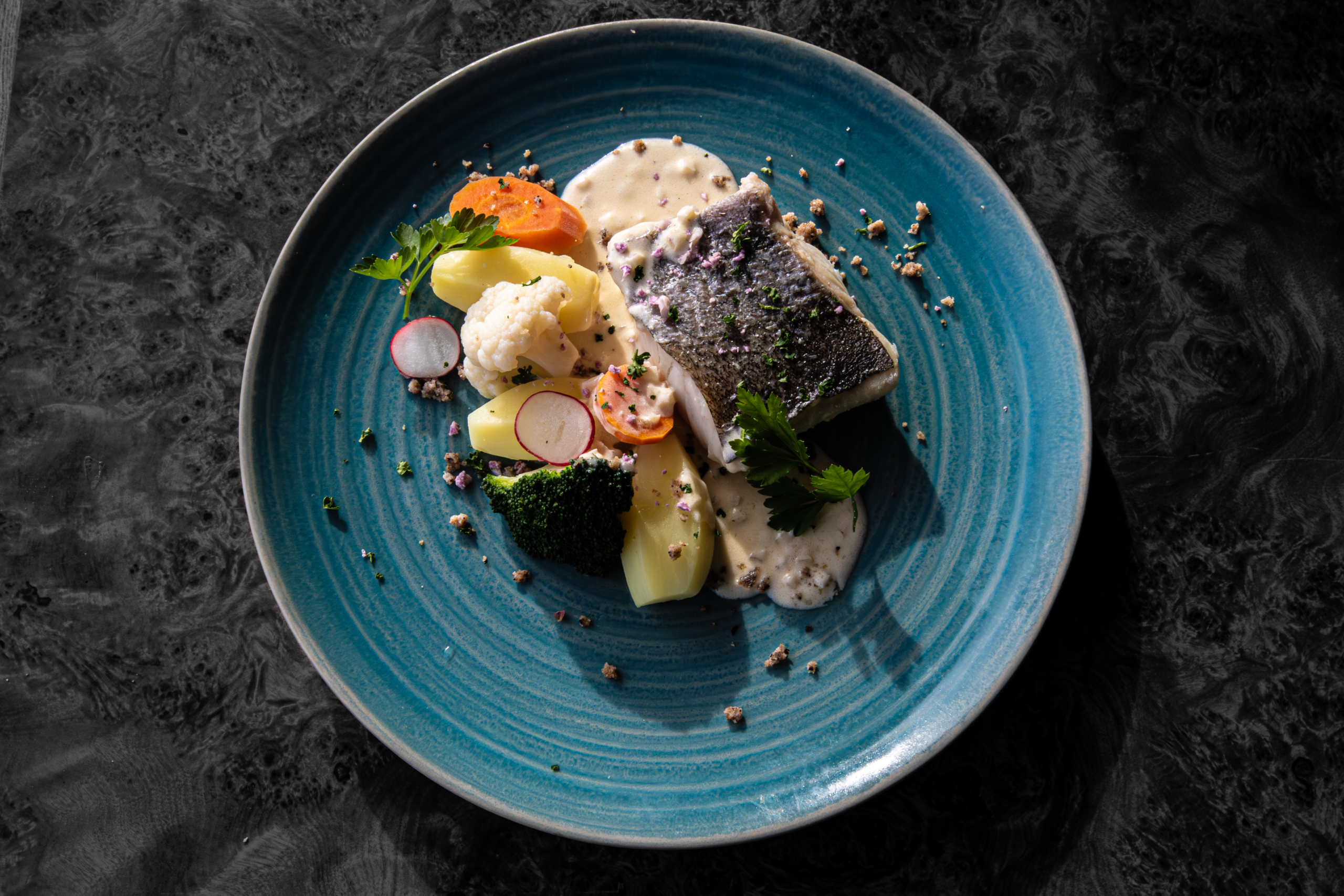 Pavé de lieu jaune au beurre d'algues Assiette de pavé de lieu jaune au beurre d'algues et ses petits légumes