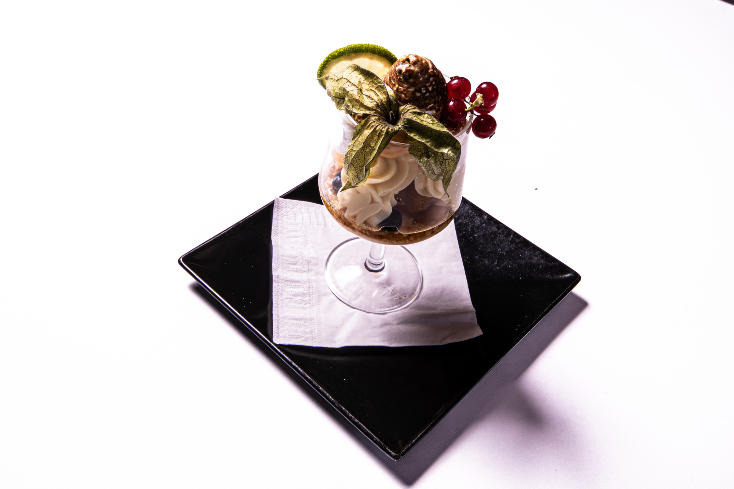 Sablé Citron meringué destructuré - Vue en biais - Restaurant Le Styvel Dessert Sablé Citron meringué destructuré - Vue de côté